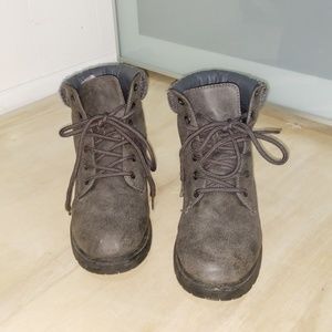 Adorable grey combat boots!!!!